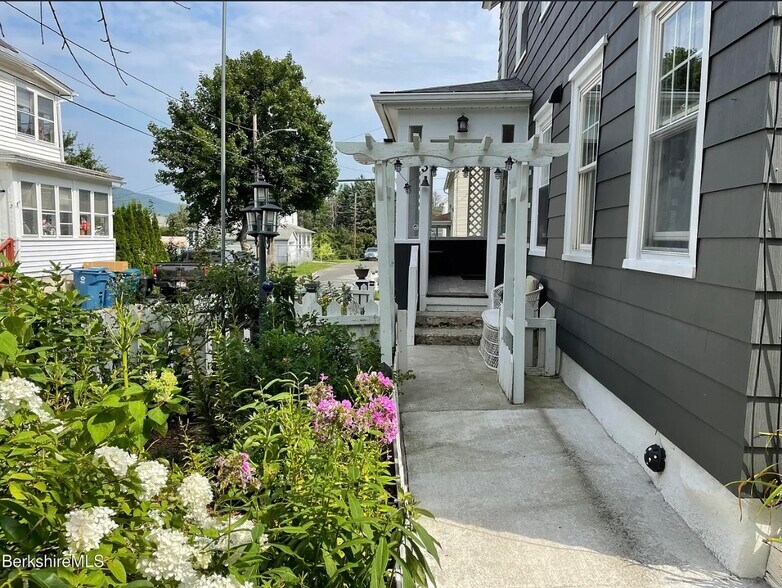 Building Photo - 3 Hayer St