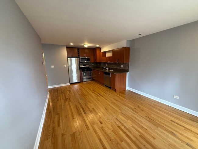 Building Photo - 6954 N Greenview Ave