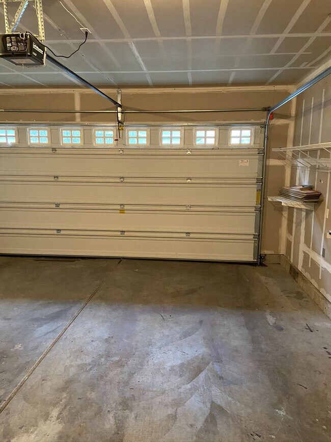 Building Photo - Wonderful 3B/2.5Ba Home that Backs to Peac...