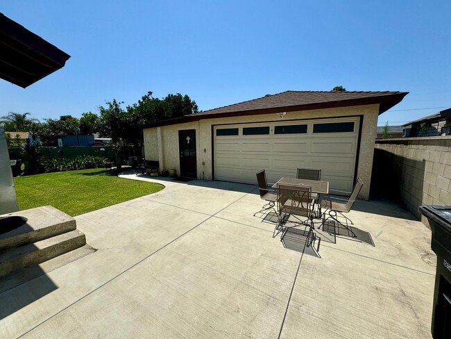 Building Photo - Charming 3 bedroom, 2 bath completely remo...