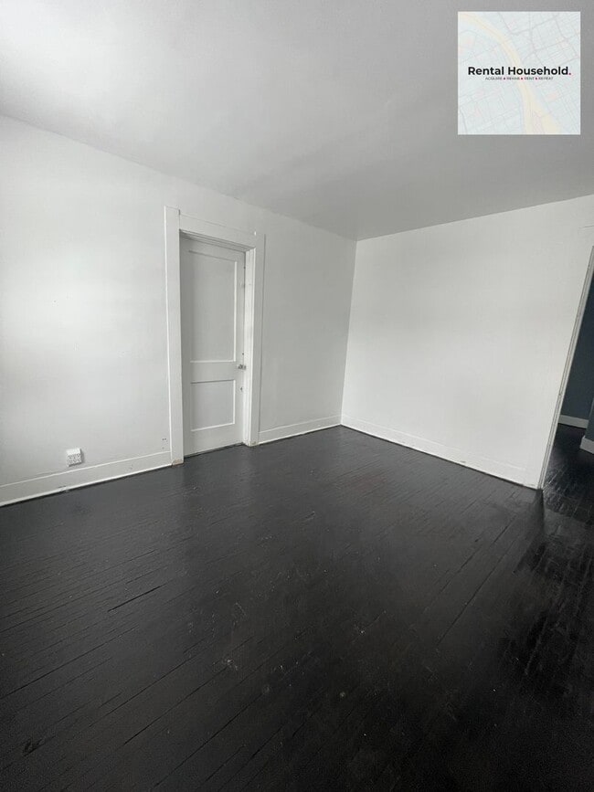 Building Photo - Spacious & Charming Colonial- Almost 1800sqft + Cozy Nooks