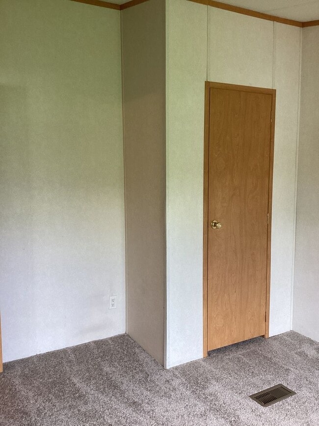 Building Photo - Three Bedroom House