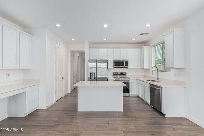 Building Photo - 305 E Leland Rd