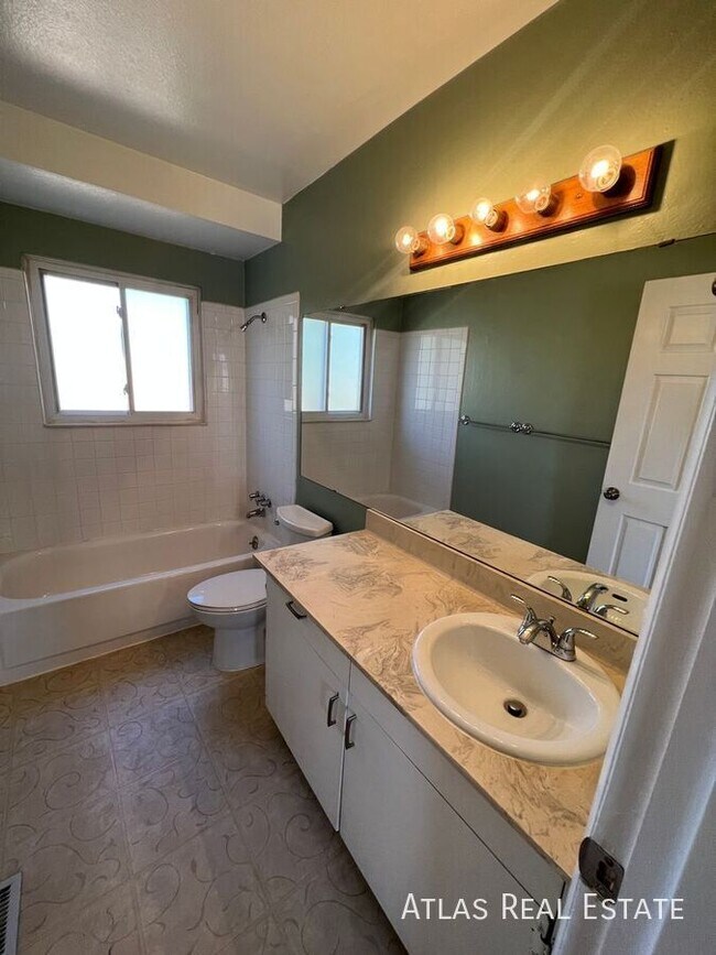 Building Photo - 3914 Encino St