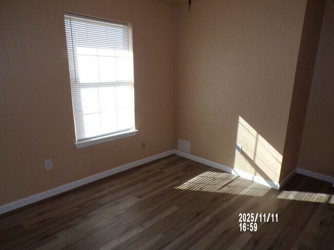 Building Photo - home located close to Bishop School District