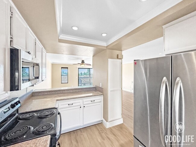 Building Photo - Beautiful 2BD/2.5BA W/ Updated Kitchen, and Attached Garage in Bay Ho!
