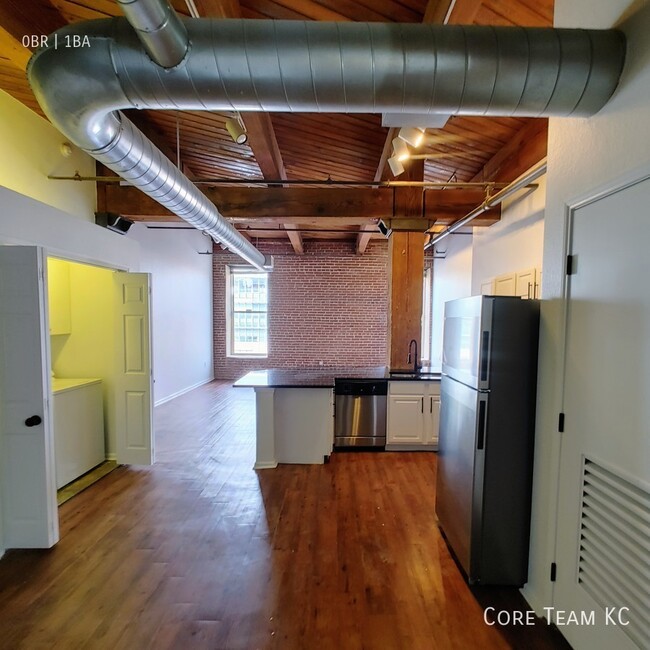 Building Photo - Large studio in River Market!