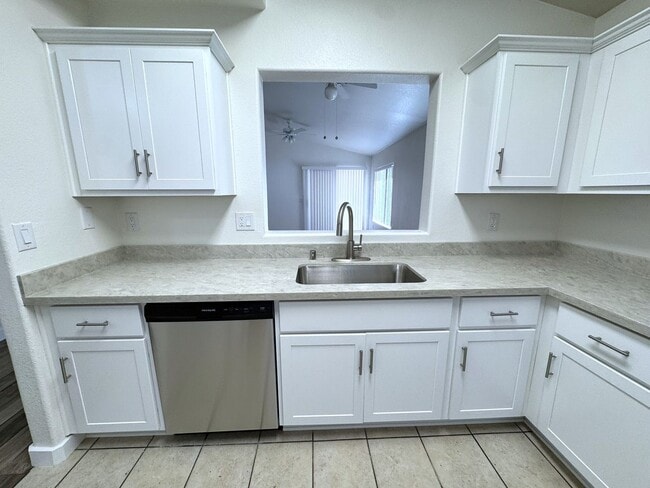 Building Photo - Beautiful Remodeled 3 bed, 2 bath home in convenient El Mirage neighborhood!