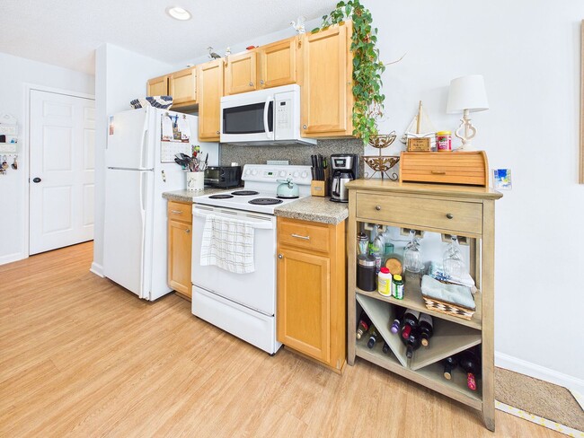 Building Photo - Gorgeous Furnished 2 Bdrm/2 Bath Condo in St James Community!