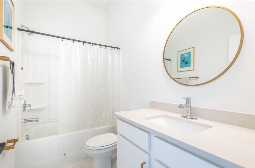 Building Photo - 610 Blueway Ave