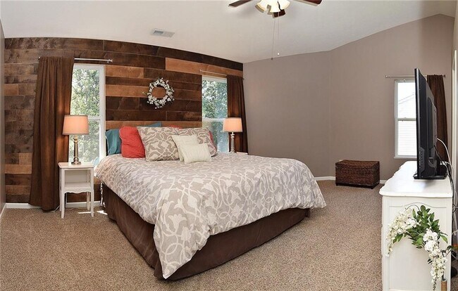 Building Photo - 10655 Trailwood Dr