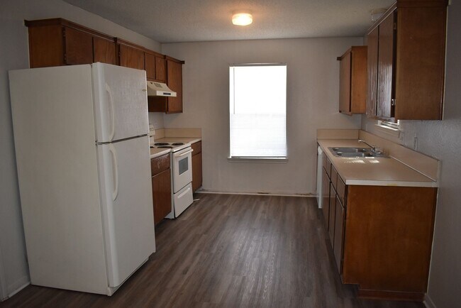 Building Photo - 221 W Robin Ln