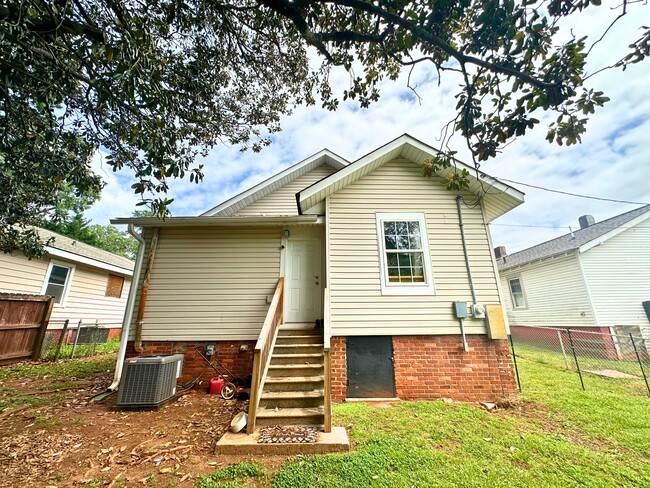 Building Photo - 303 Bailey St