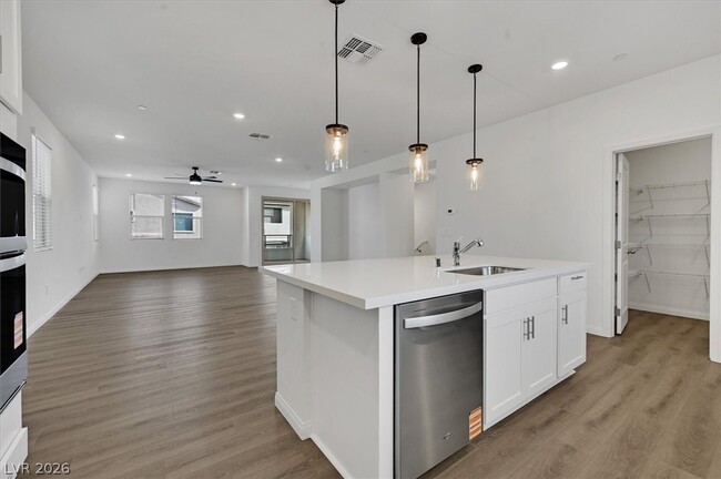 Building Photo - 1520 Little Penguin St