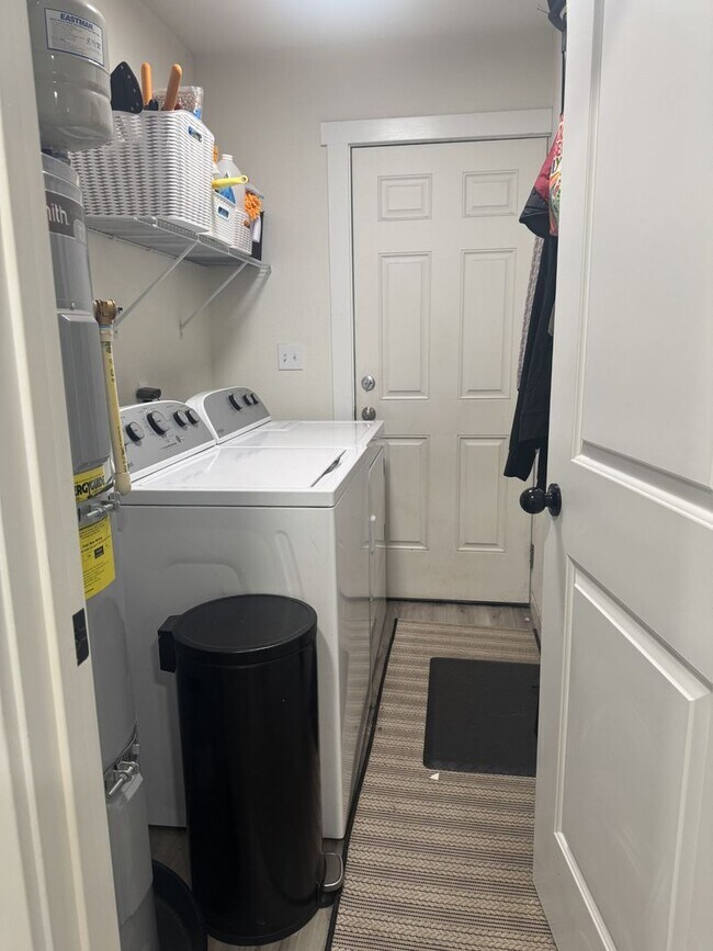 Building Photo - Cozy 3-Bedroom Rambler with Large Fully Fe...