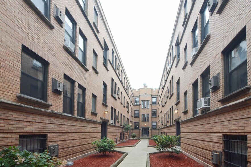 Primary Photo - 826 W Cornelia Ave