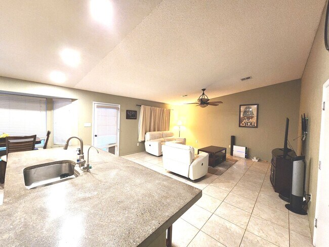 Building Photo - 4 bedroom, 2 bath in Ocotillo subdivision