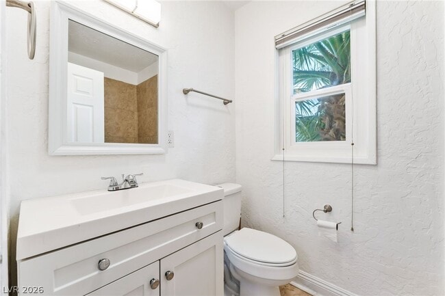 Building Photo - 1828 Hassett Ave