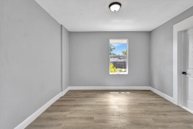 Building Photo - 448 Roseland Dr