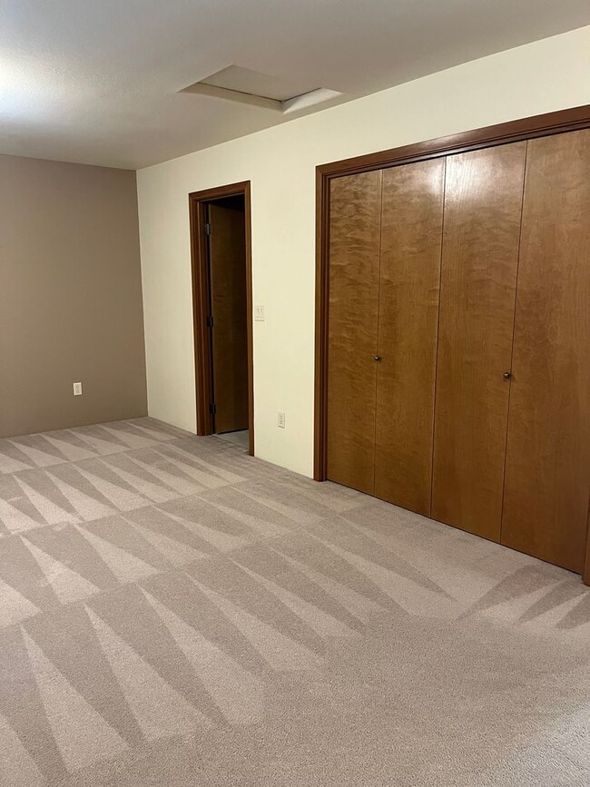 Building Photo - 3 Bedroom 2.5 Bath Townhouse
