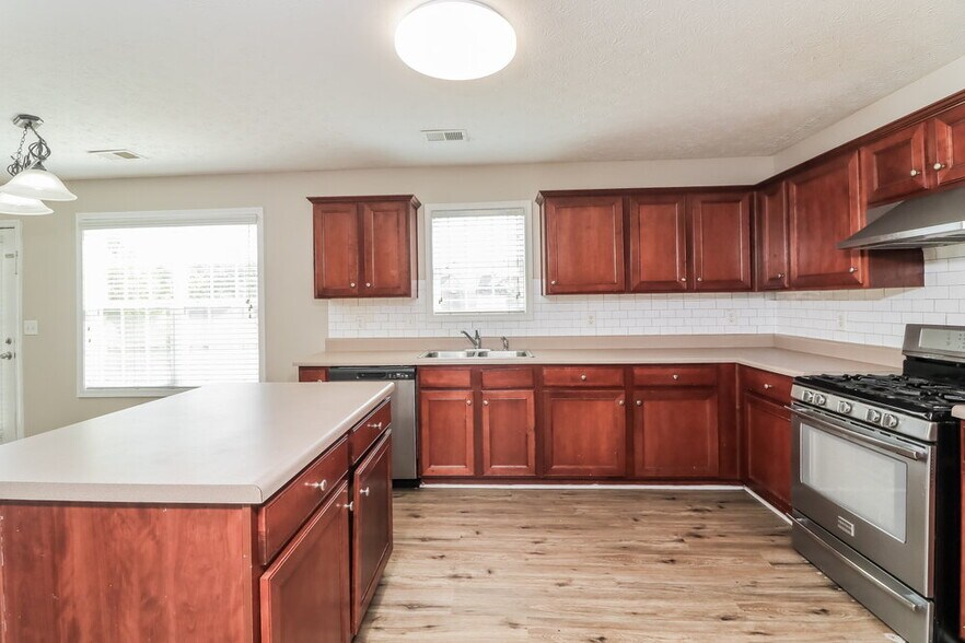 Building Photo - 210 Overlook Ct