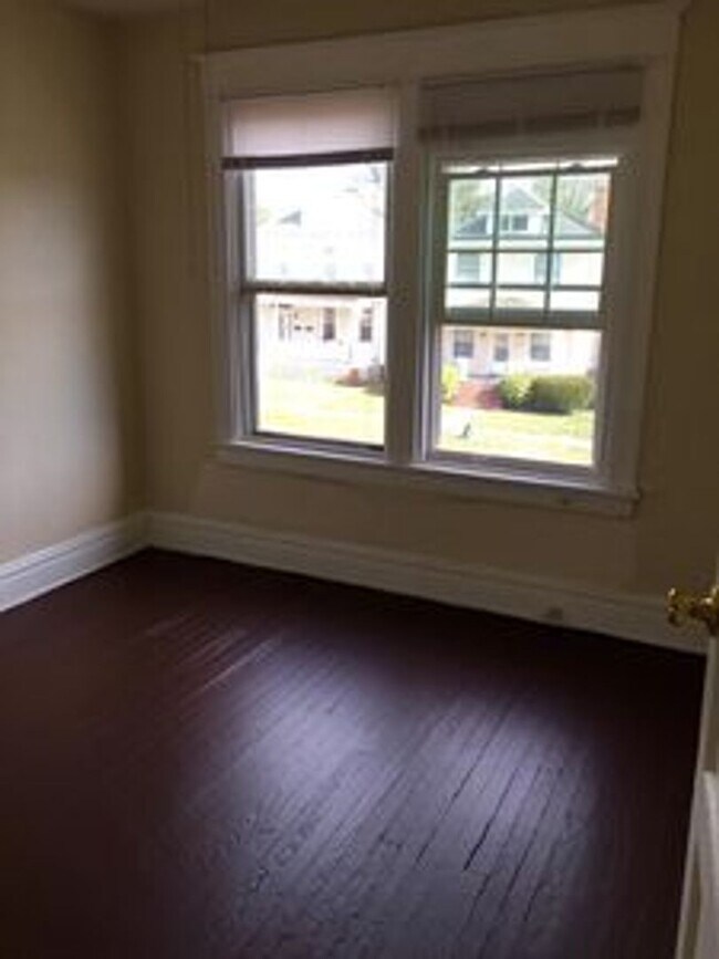 Building Photo - 5 bed 2 bath, central all electric HVAC, laundry, fenced yard house!