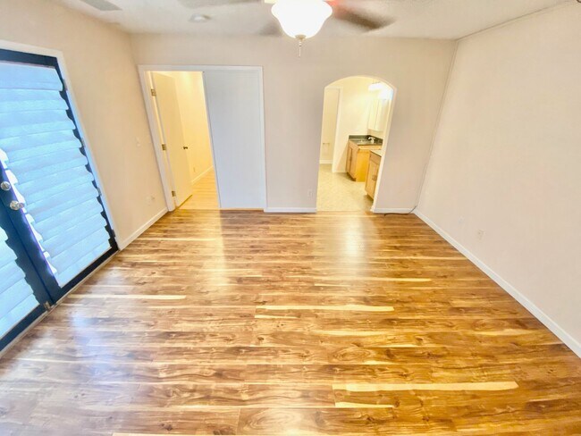 Building Photo - SPACIOUS SINGLE-STORY HOME 3 BEDROOM & 3 B...