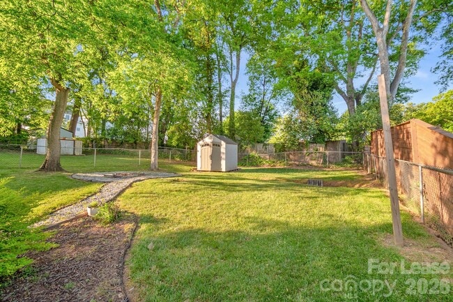 Building Photo - 812 E 18th St