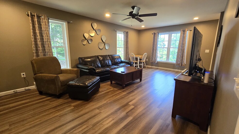 2nd floor family room with flat screen TV - 17 Ryswick St