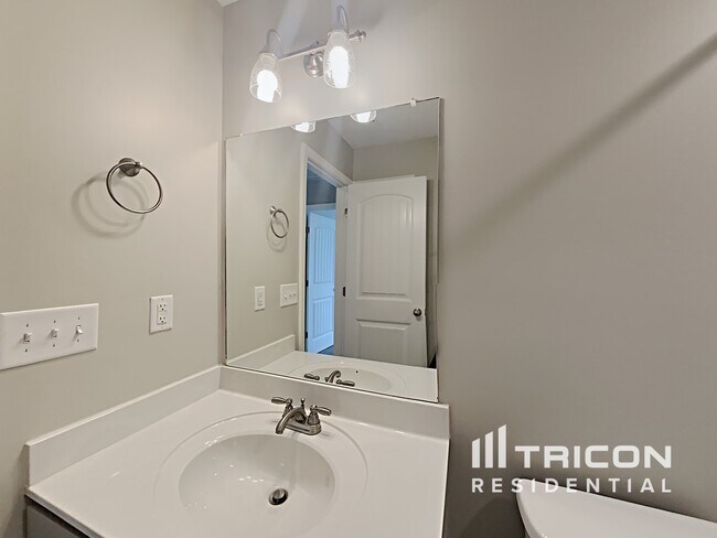 Building Photo - 552 Medallion Cir