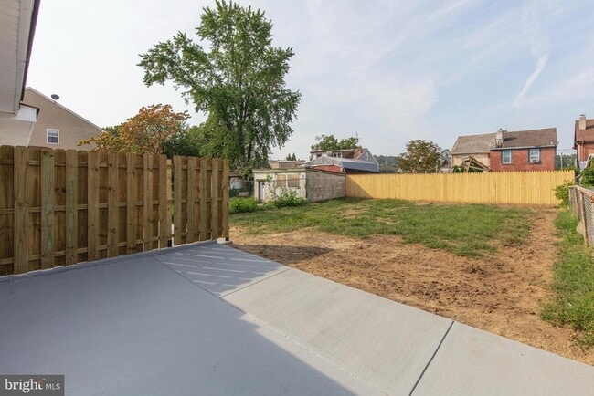 Building Photo - 454 Old Elm St