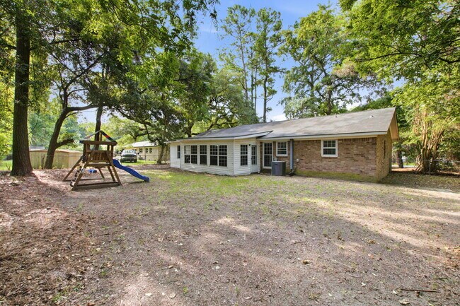 Building Photo - 1860 Piper Dr