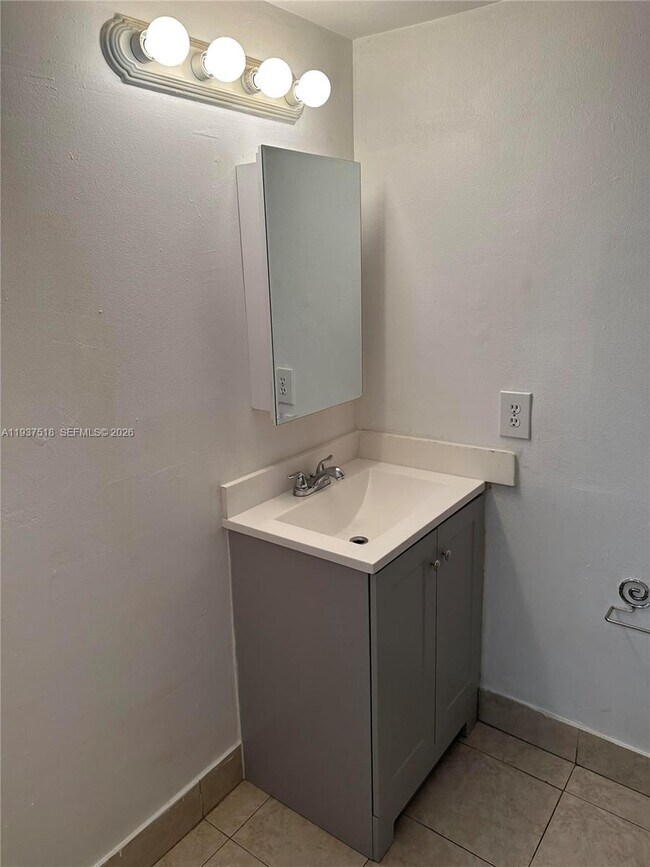 Building Photo - 1801 S Treasure Dr