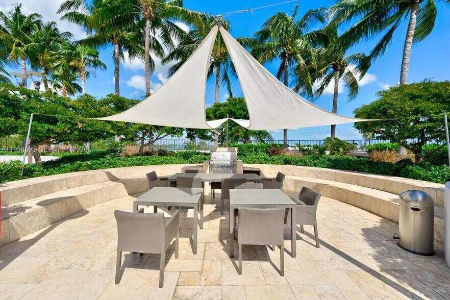 Building Photo - 1000 Venetian Way