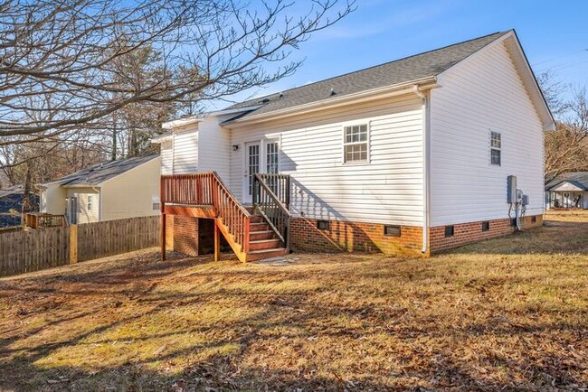 Building Photo - NW Greensboro. Newer Home - 3 Bedrooms, 2 ...