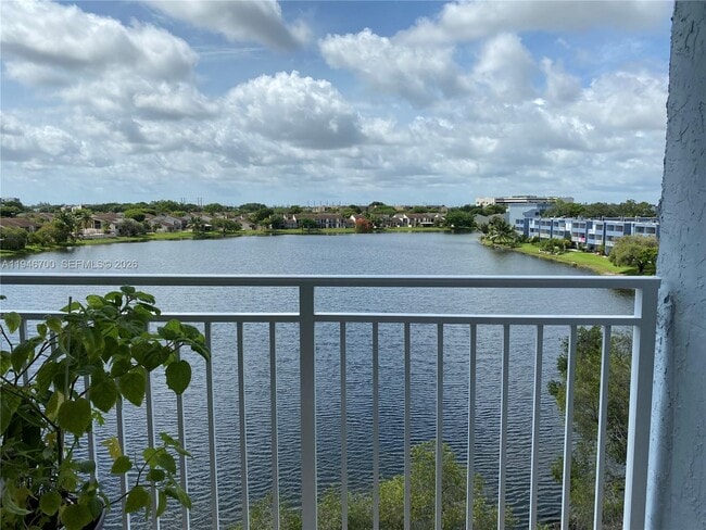 Building Photo - 9375 Fontainebleau Blvd