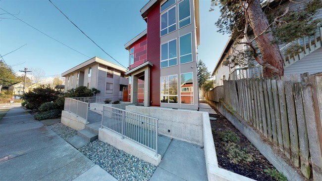 Building Photo - 917 SW Holden St