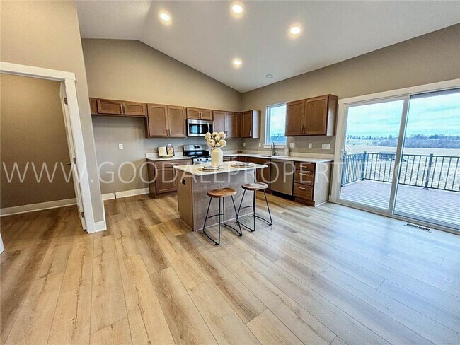 Building Photo - Stunning 4 bedroom, 3 bath Ranch Style Hom...