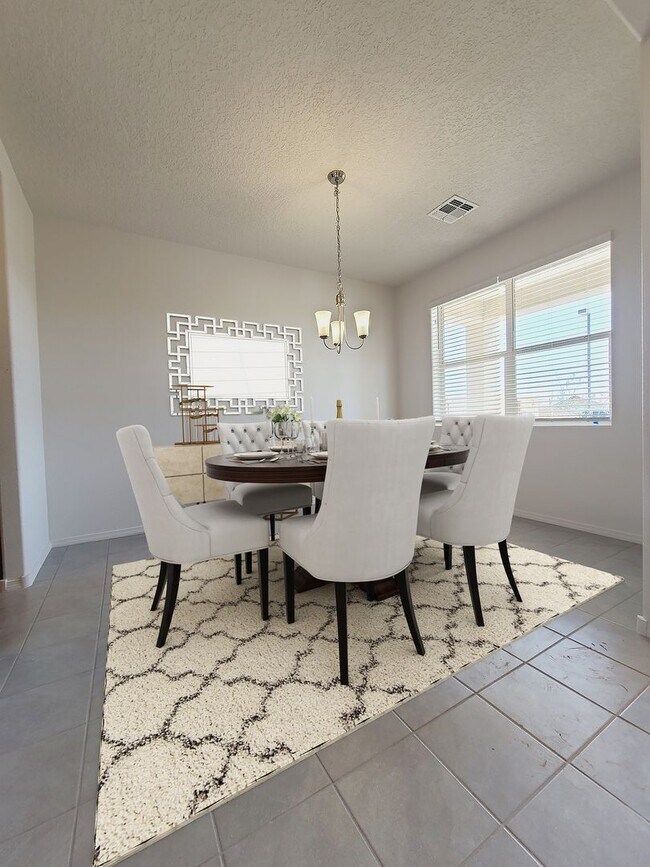 Building Photo - 3 bed 2 bath 1700 sq ft. Available for a June 1st move in!