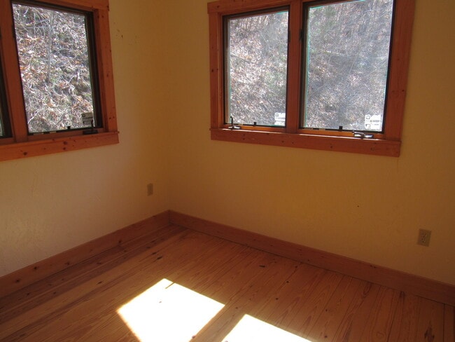 Building Photo - $1,400 - 2 Bedroom / 1 Bath Cabin in Tuckaseegee with Lovely Mountain View