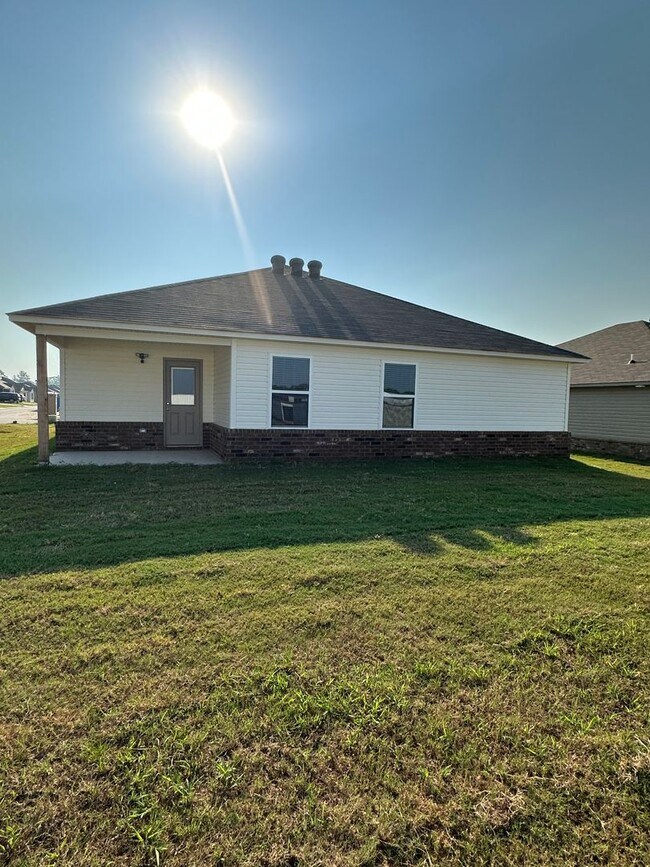 Building Photo - Your Next Home Awaits! Pre-Leasing a 3-Bedroom, 2-Bath Home in Cypress Bend