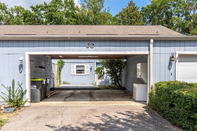 Building Photo - Spacious Two Bedroom Townhome