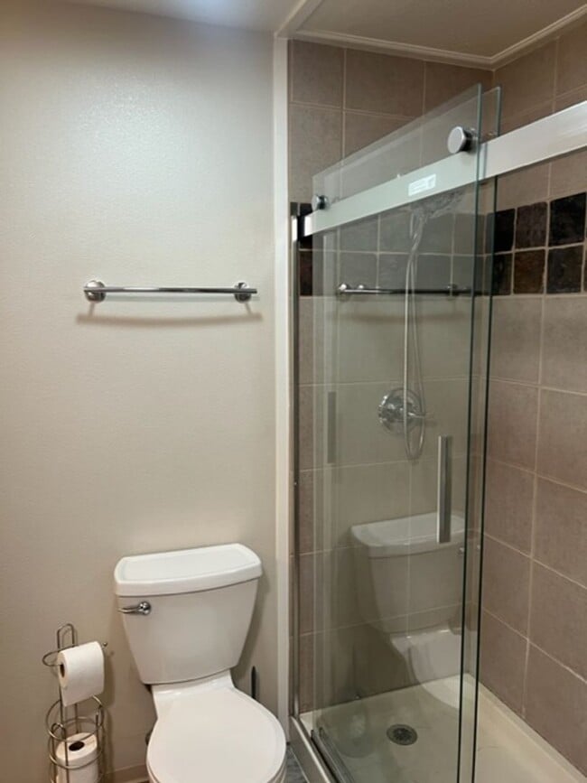 Building Photo - PRIVATE, COUNTRY LIKE SETTING IS A 2 BEDRO...