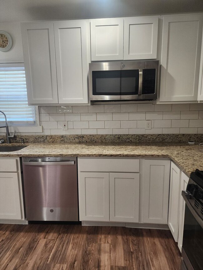 Building Photo - Beautiful 2 Bedroom home with all of the amenities