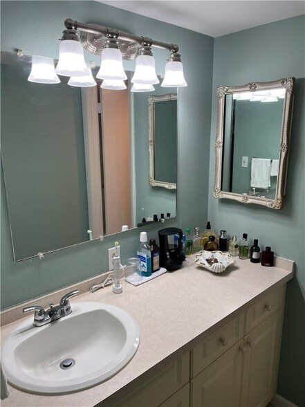 Building Photo - 600 Royal Palm Pl