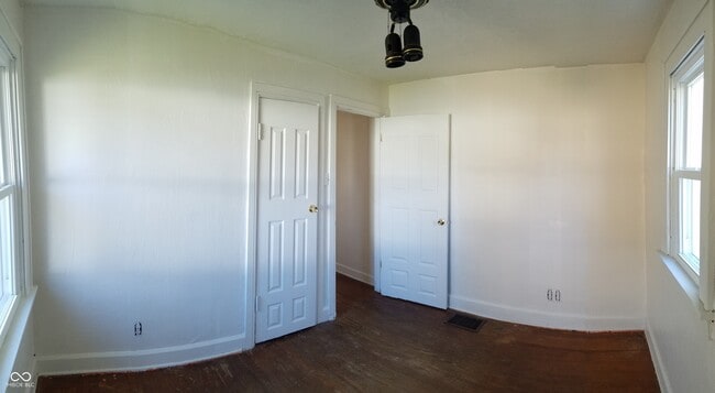 Building Photo - 210 N Routiers Ave