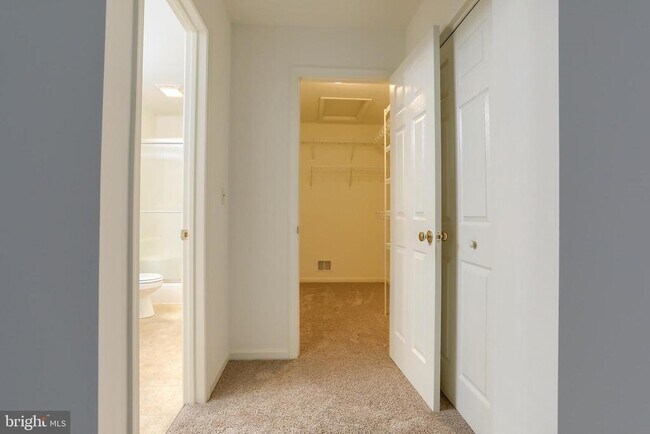 Building Photo - 712 Creekside Dr