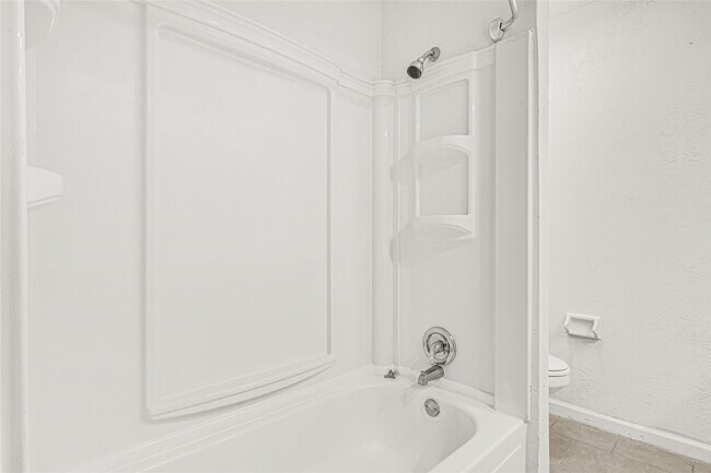 Building Photo - 2022 Lakewood Ct