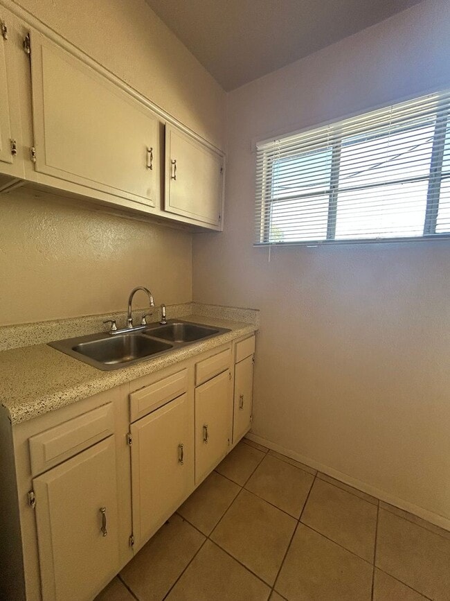 Building Photo - OPEN HOUSE! Beautiful Single Level 2-bedroom Home