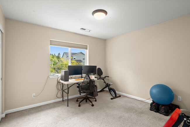 Building Photo - Beautifully Maintained 5 Bedroom Home In H...